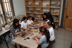 Actividades de manualidad en el Centro Cultural de la comuna de Nogales.